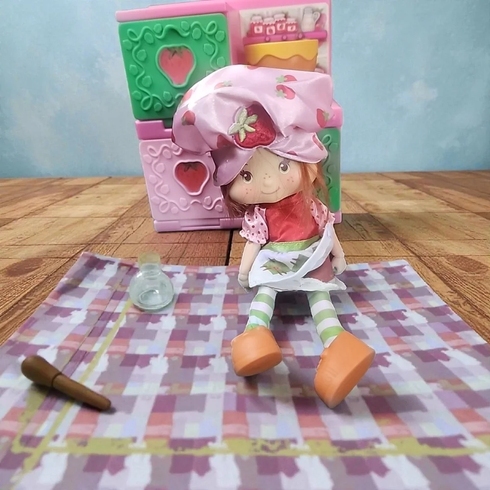 Strawberry Shortcake 5.5-inch Posable Fashion Doll in Playset